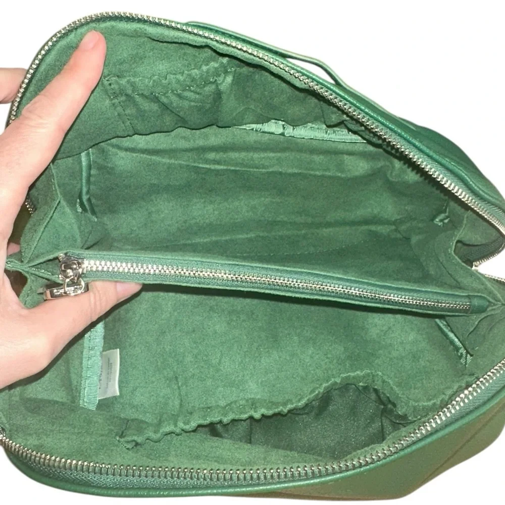 La Mer Green Toiletry Bag - Picture 3 of 3